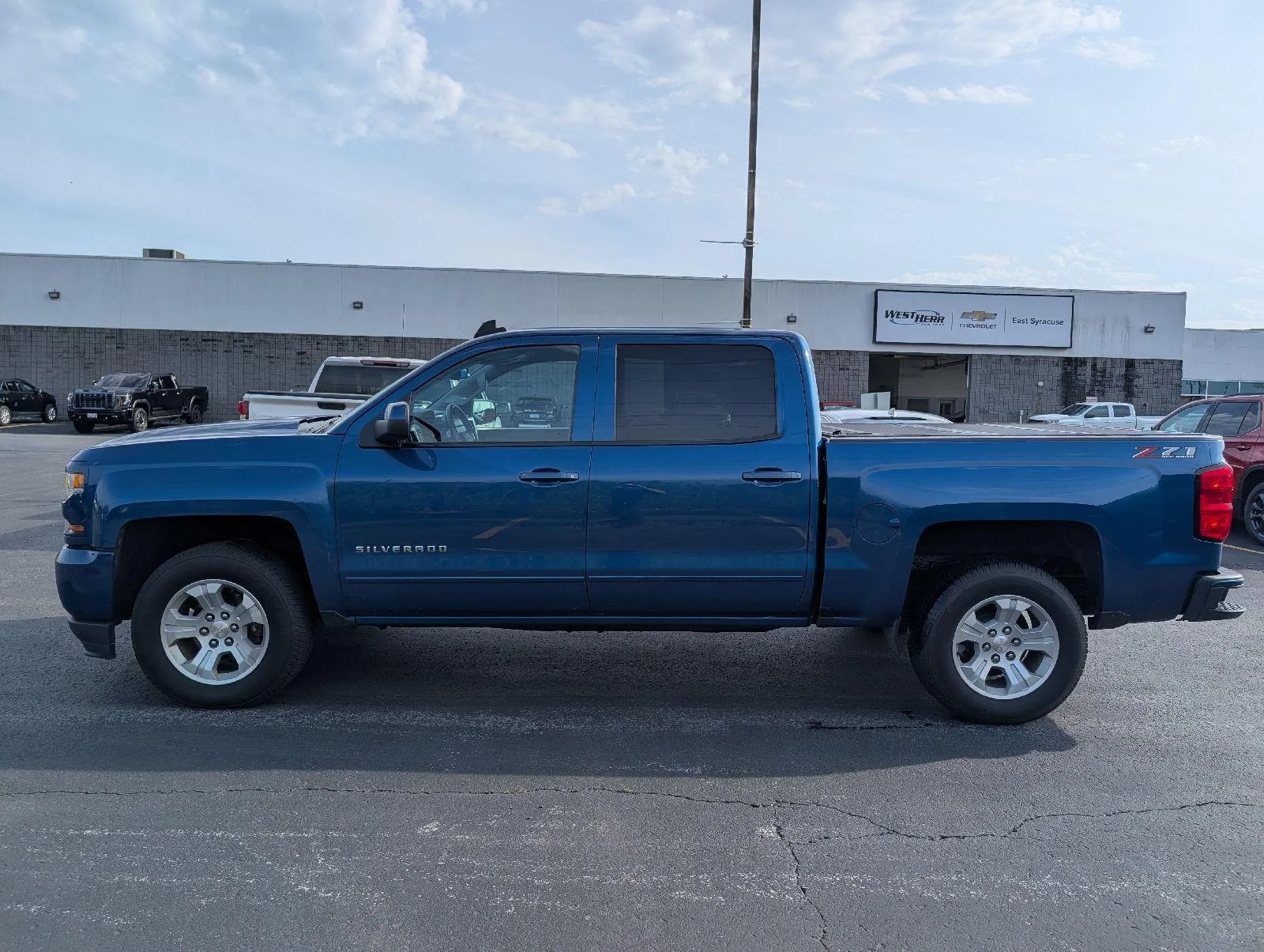 Used 2018 Deep Ocean Blue Metallic Chevrolet LT image 5