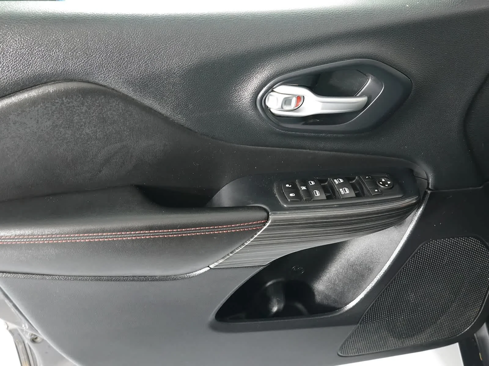 Used 2016 Granite Crystal Metallic Clearcoat Jeep Trailhawk image 17