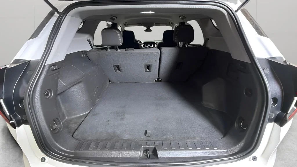 Used 2023 Summit White GMC SLE image 27