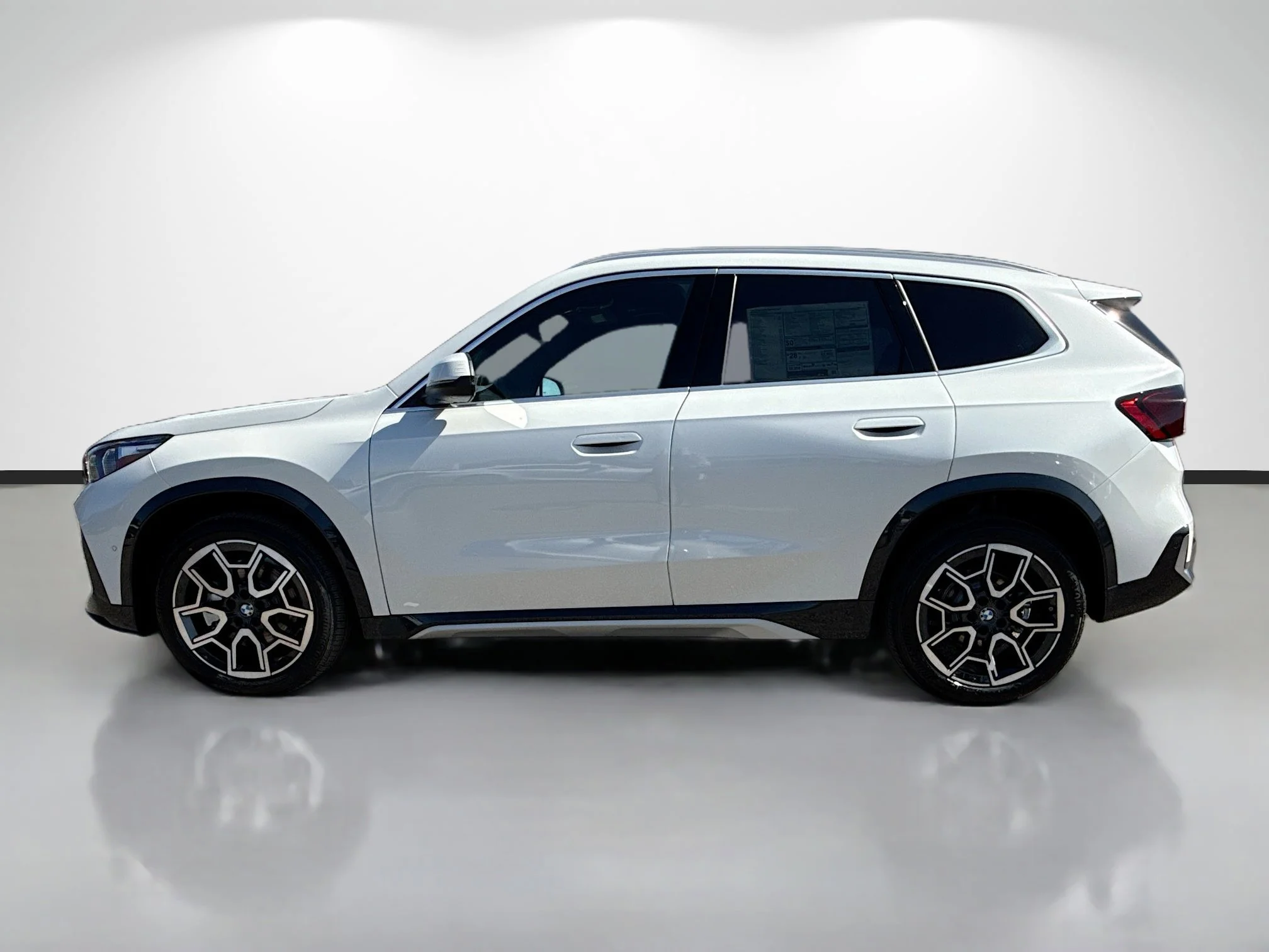New 2026 Mineral White Metallic BMW xDrive28i image 6