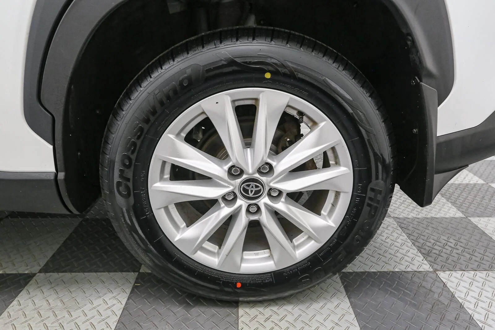 Used 2022 Wind Chill Pearl Toyota LE image 18