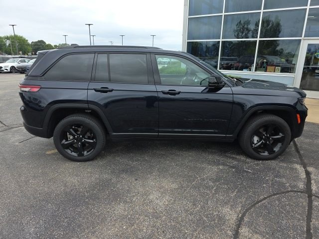 Used 2024 Midnight Sky Jeep Limited image 11