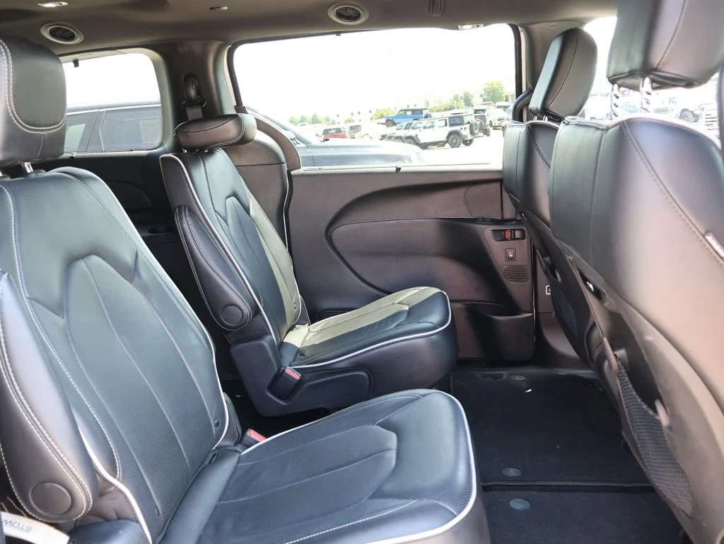 Used 2025 White Chrysler Limited image 10