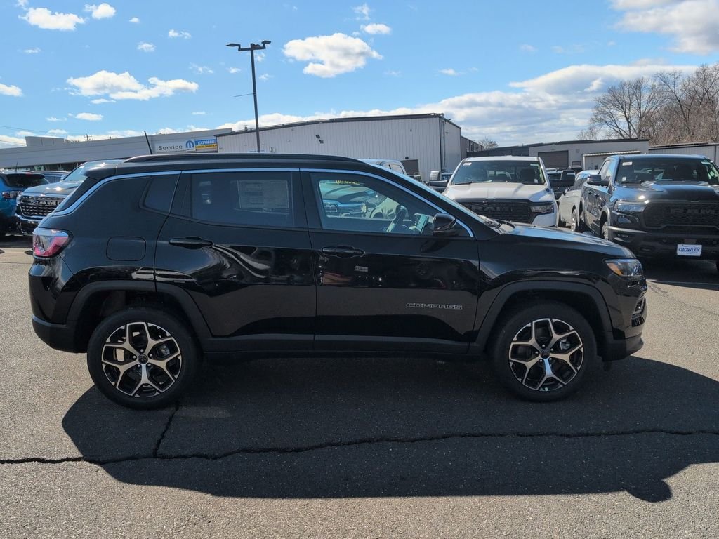 New 2026 Diamond Black Crystal Pearl-Coat Exterior Paint Jeep Limited image 2