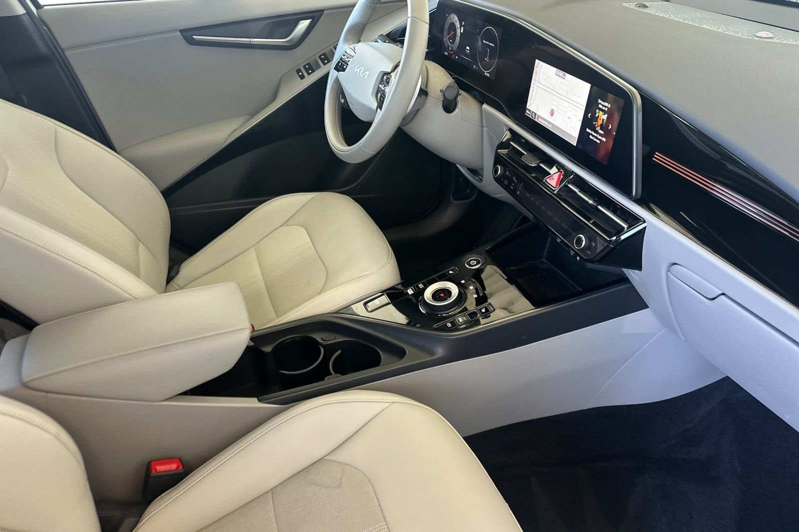 Used 2023 White Kia Wind image 17