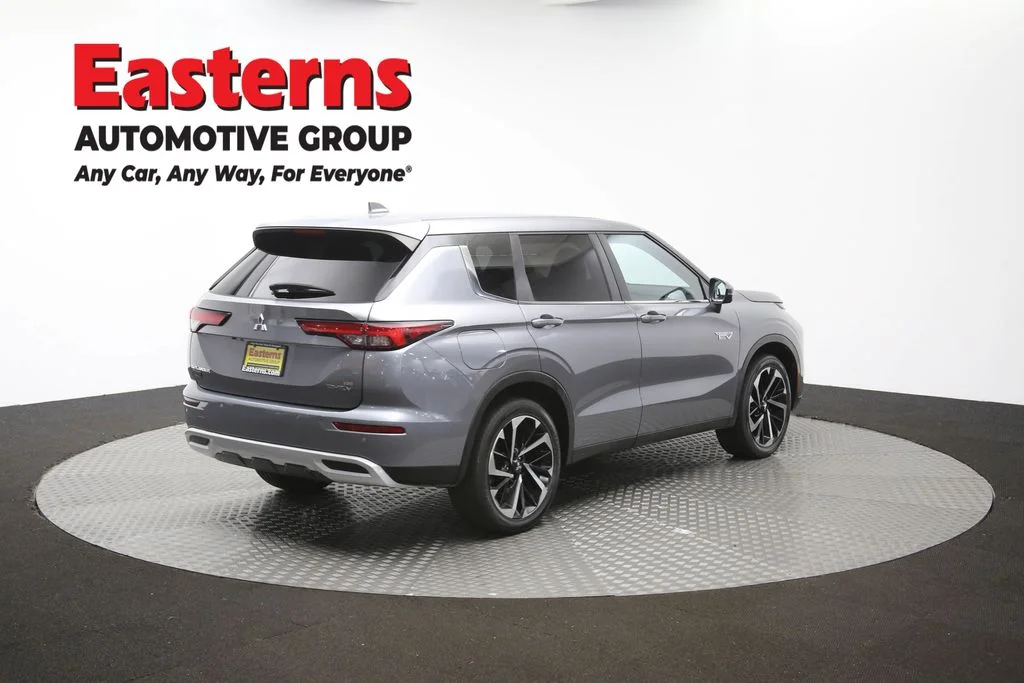 Used 2023 Silver Mitsubishi SE image 41
