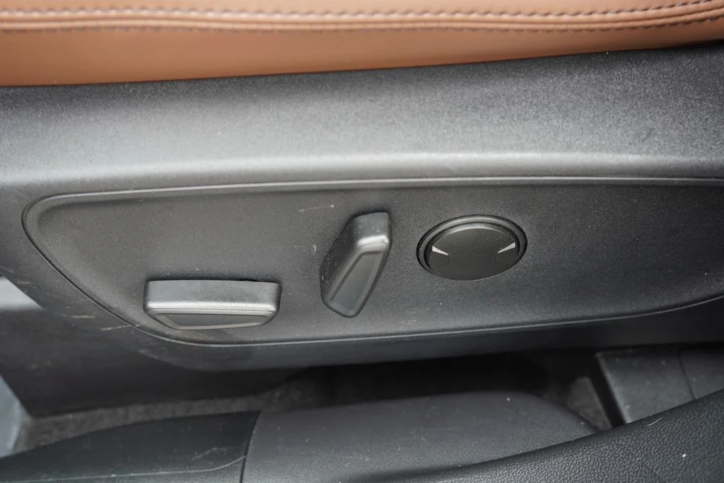 Used 2025 Azure Gray Metallic Ford Outer Banks image 23