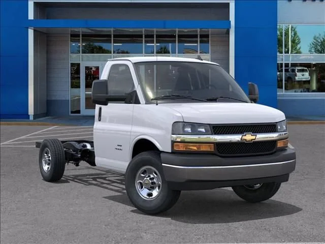 New 2025 Summit White Chevrolet 1WT image 7