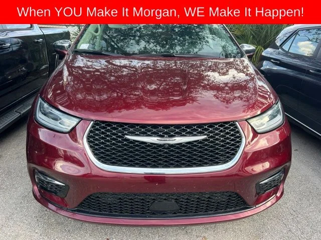 Used 2022 Red Chrysler Limited image 3