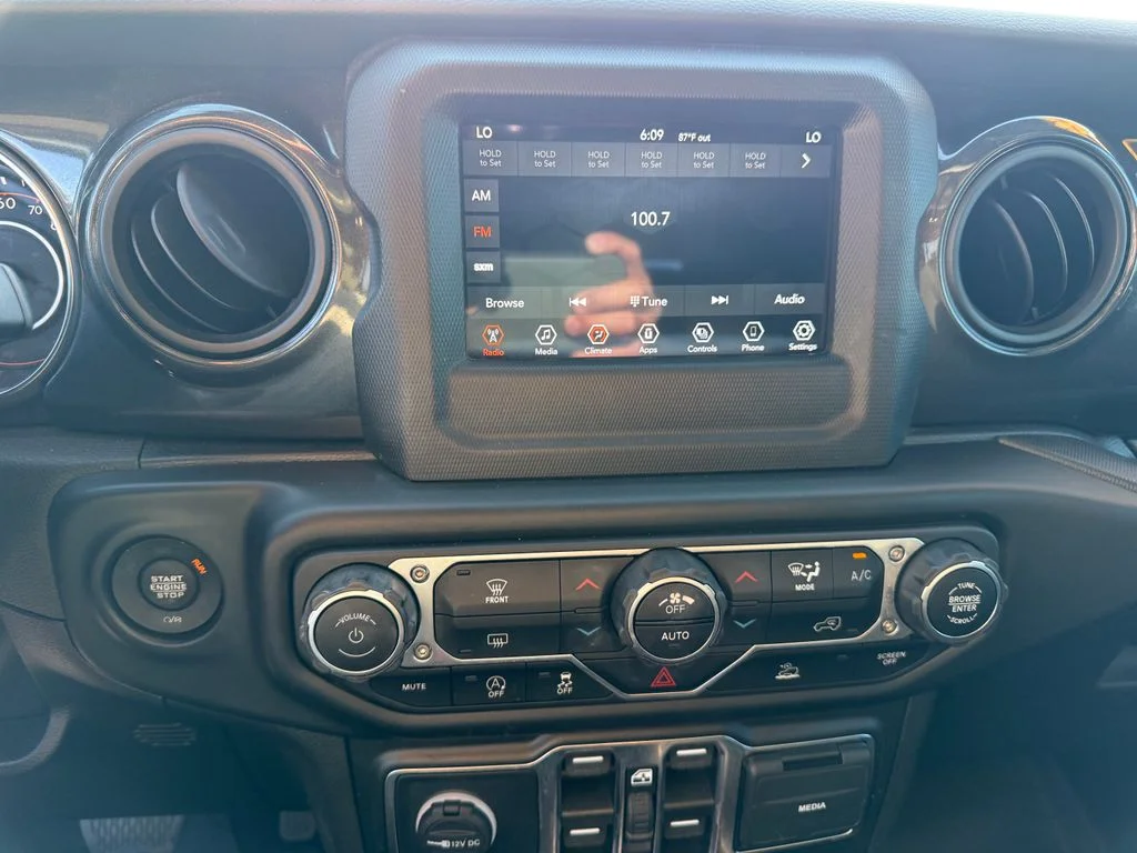 Used 2022 Black Jeep Altitude image 11