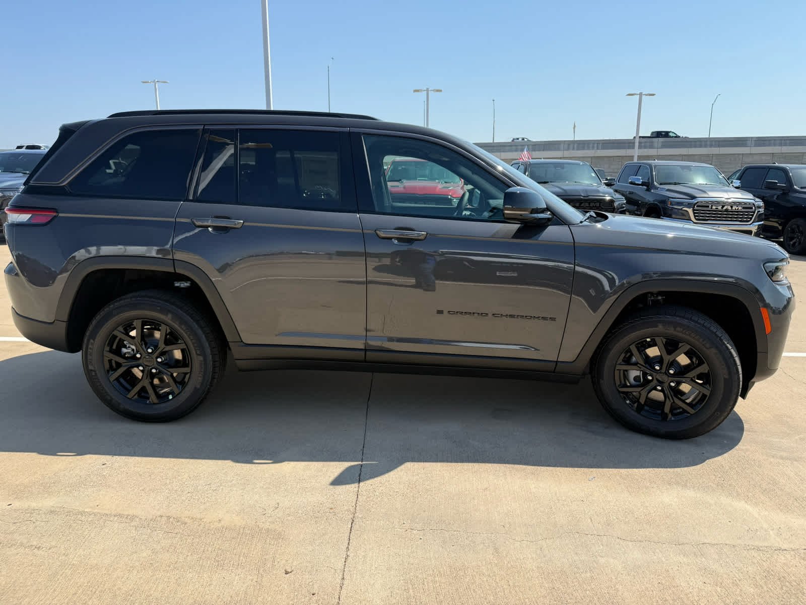 New 2026 Baltic Gray Metallic Clear-Coat Exterior Paint Jeep Laredo Altitude image 5