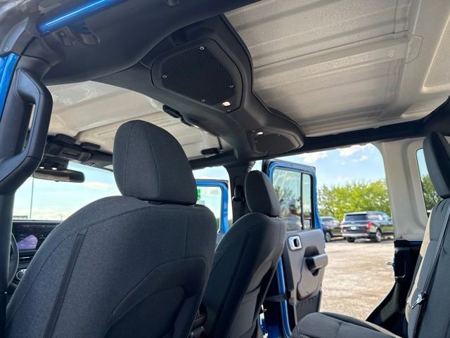 Used 2024  Jeep Sport S image 16