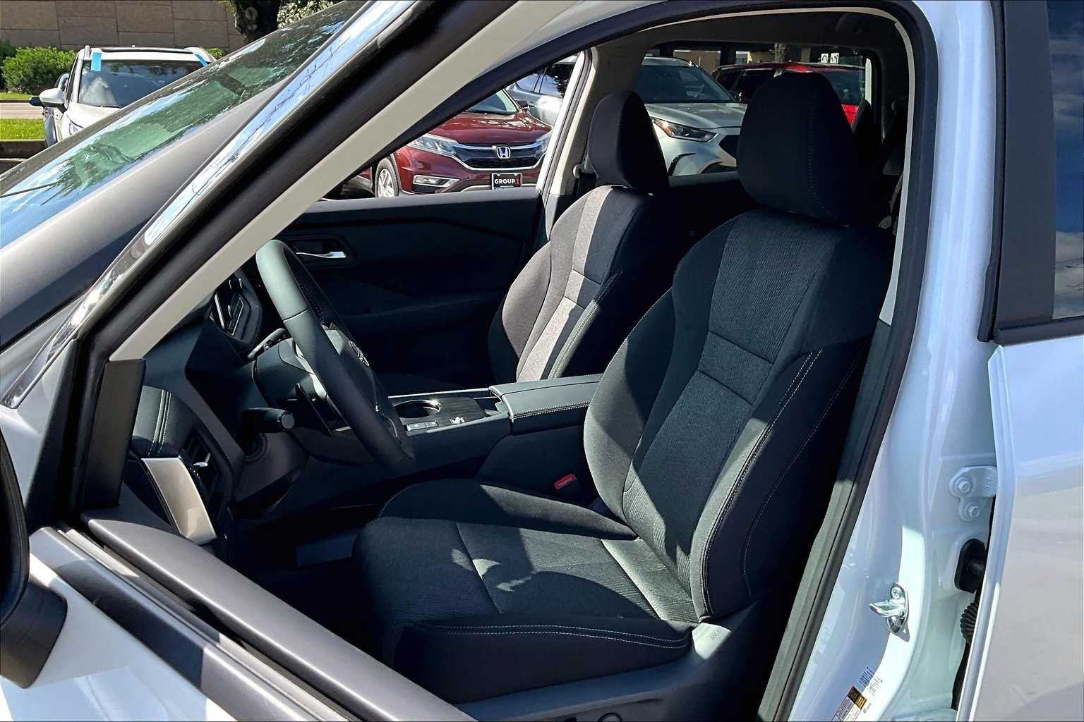 Used 2025 Everest White Pearl Nissan SV image 18