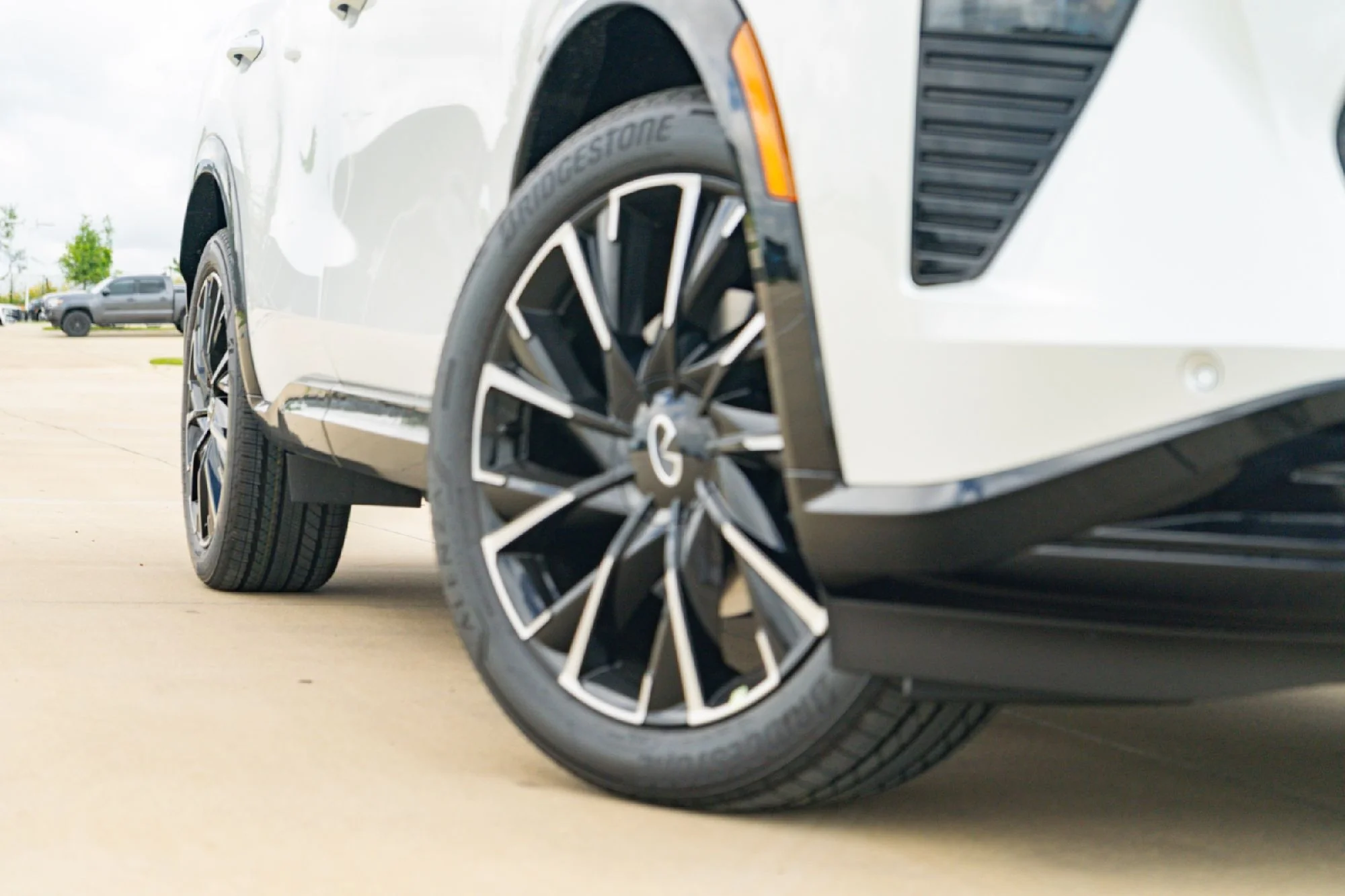 New 2027 2T RAD WHT INFINITI Autograph AWD image 3