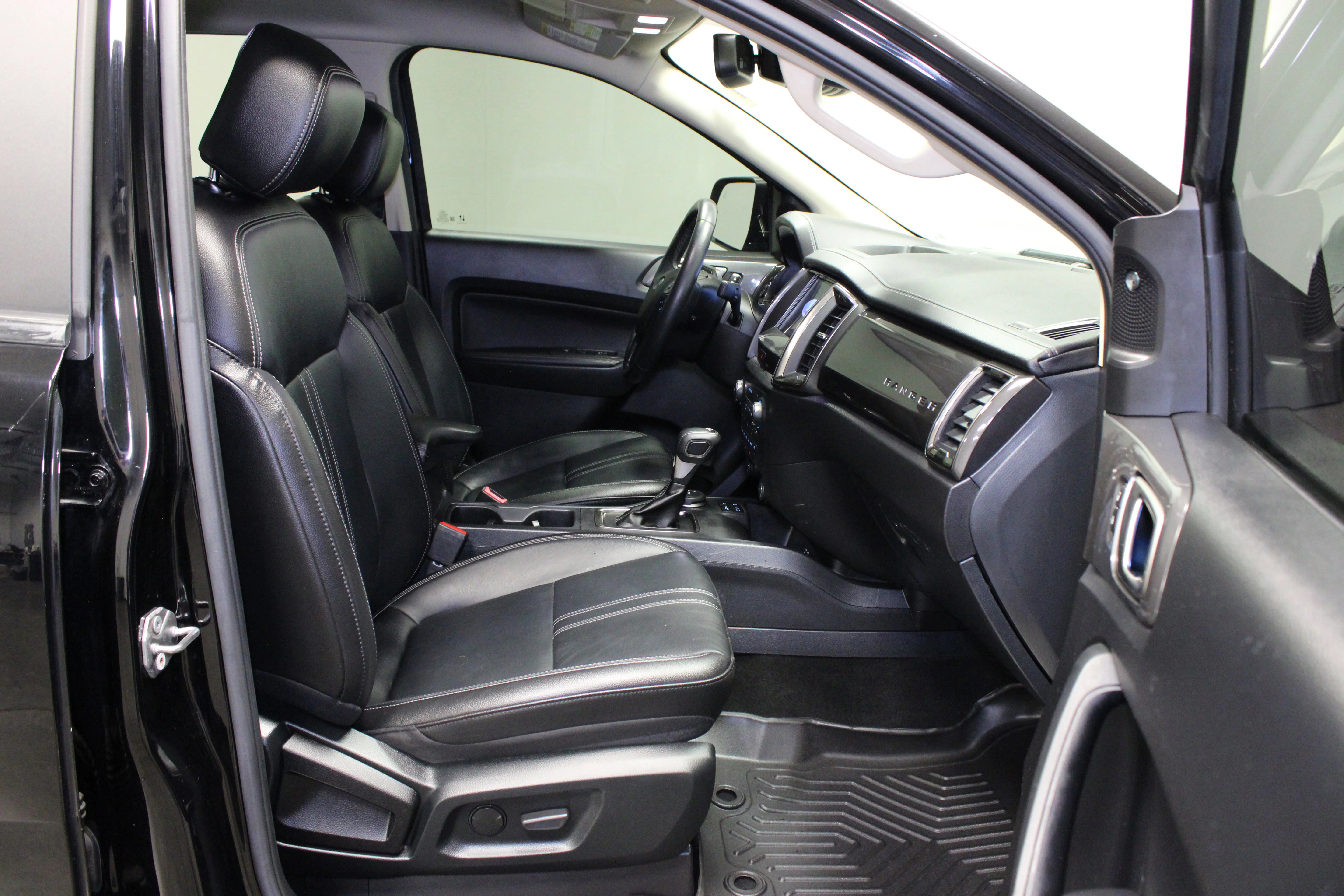 Used 2020 Shadow Black Ford Lariat image 15