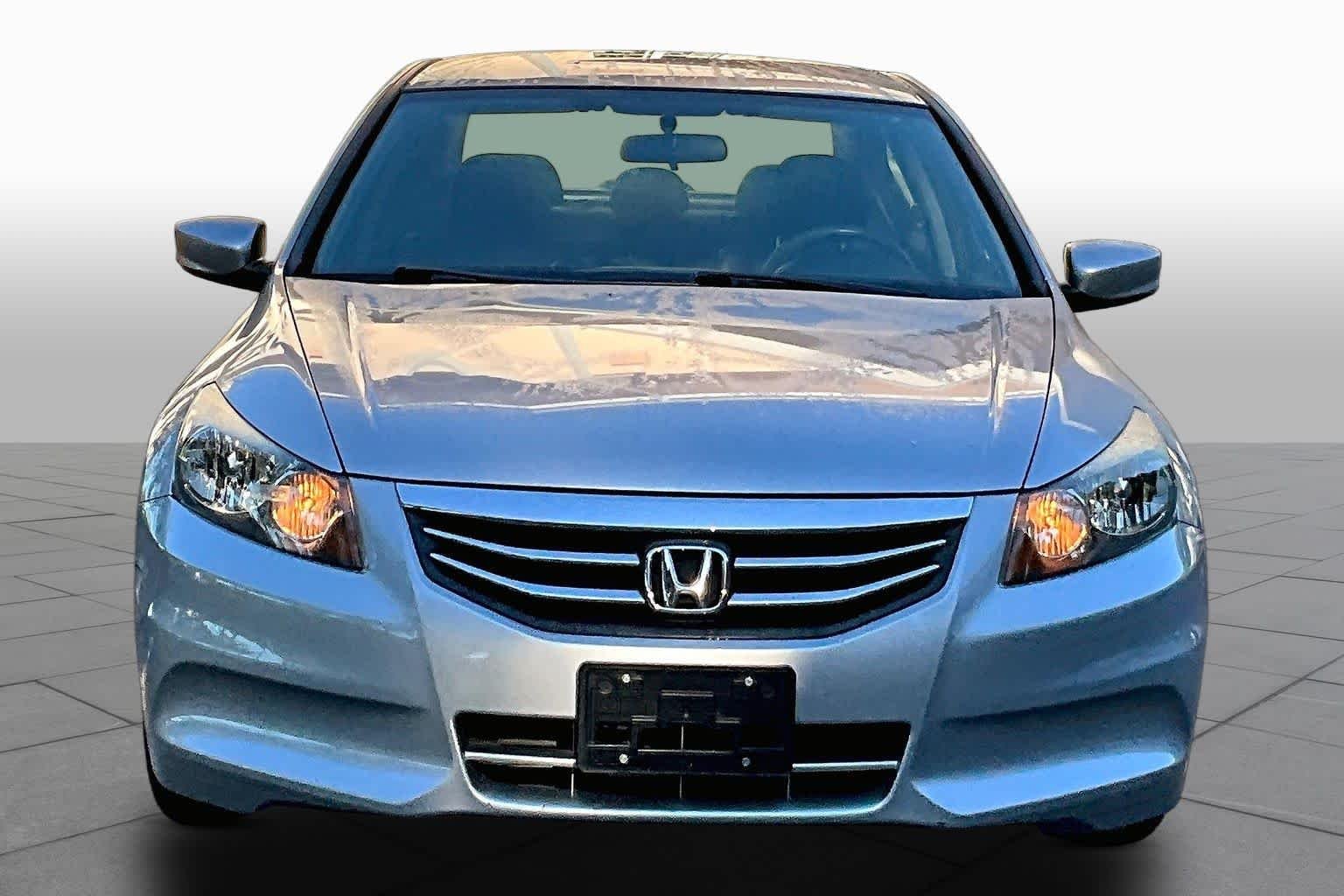 Used 2012 Alabaster Silver Metallic Honda SE image 3