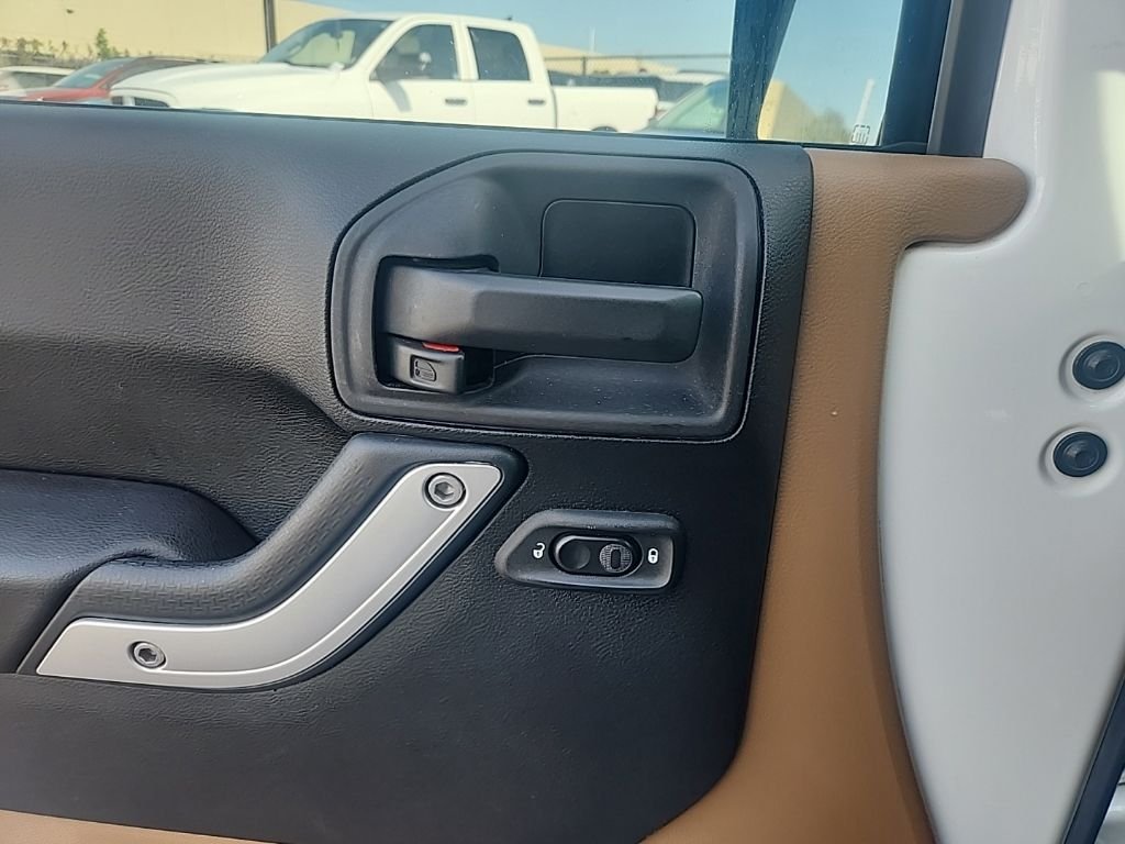 Used 2015 White Jeep Unlimited Rubicon image 26