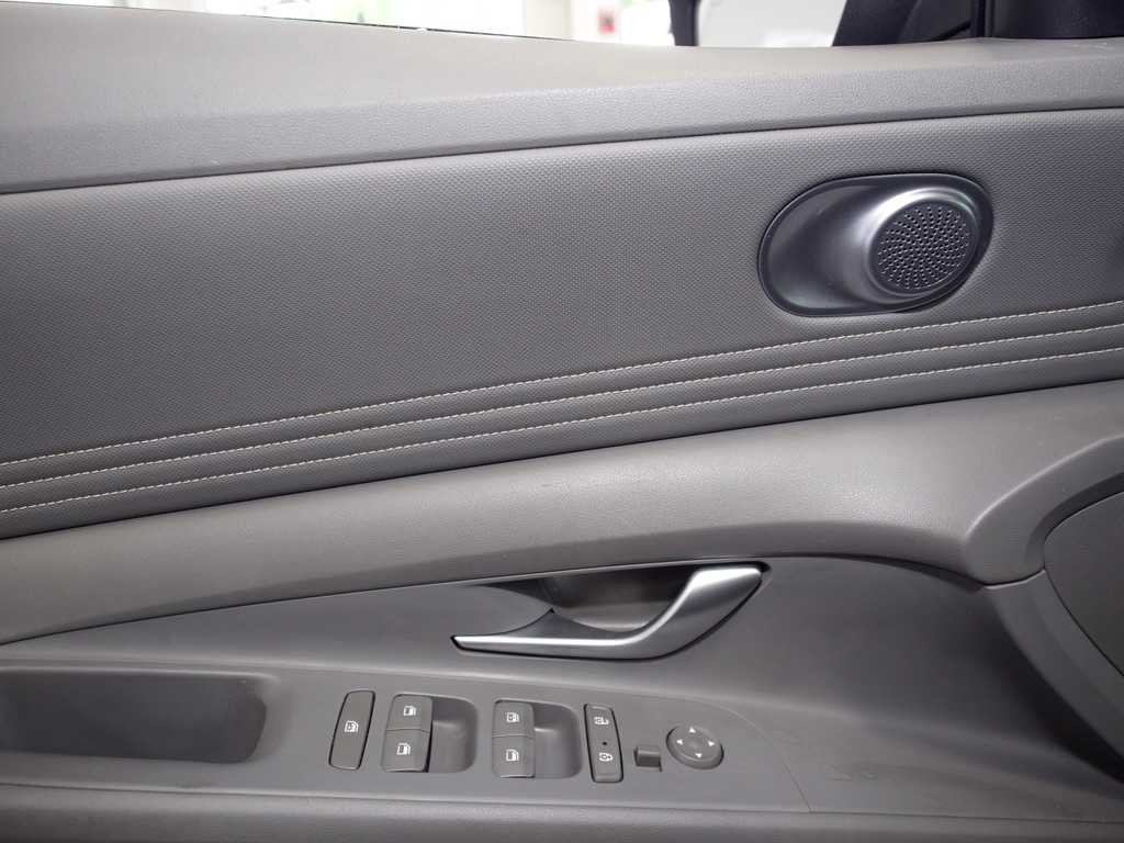 Used 2023 Black Hyundai SEL image 15