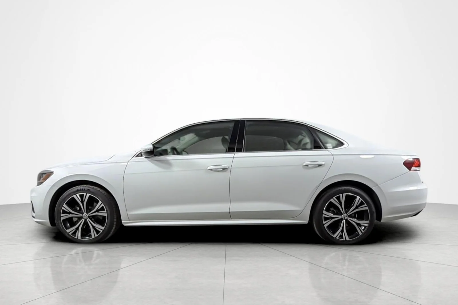 Used 2022 Pure White Volkswagen 2.0T SE Auto image 2