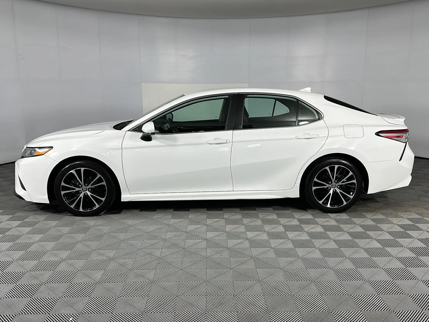 Used 2020 Super White Toyota SE image 4