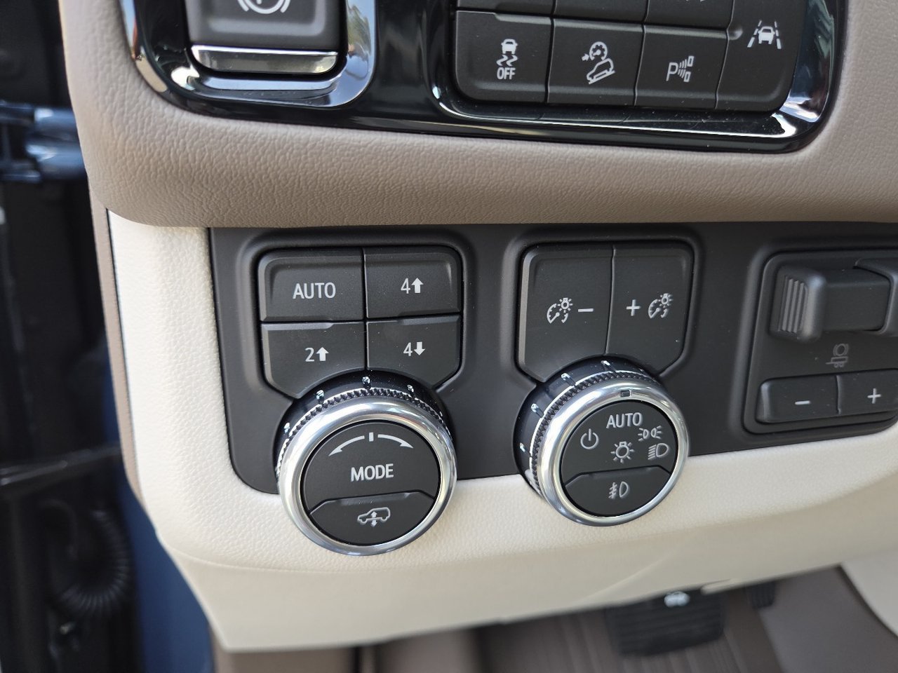 2026 GMC Yukon Denali - Photo 6