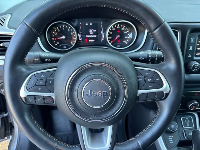 Used 2018 Billet Silver Metallic Clearcoat Jeep Latitude image 20