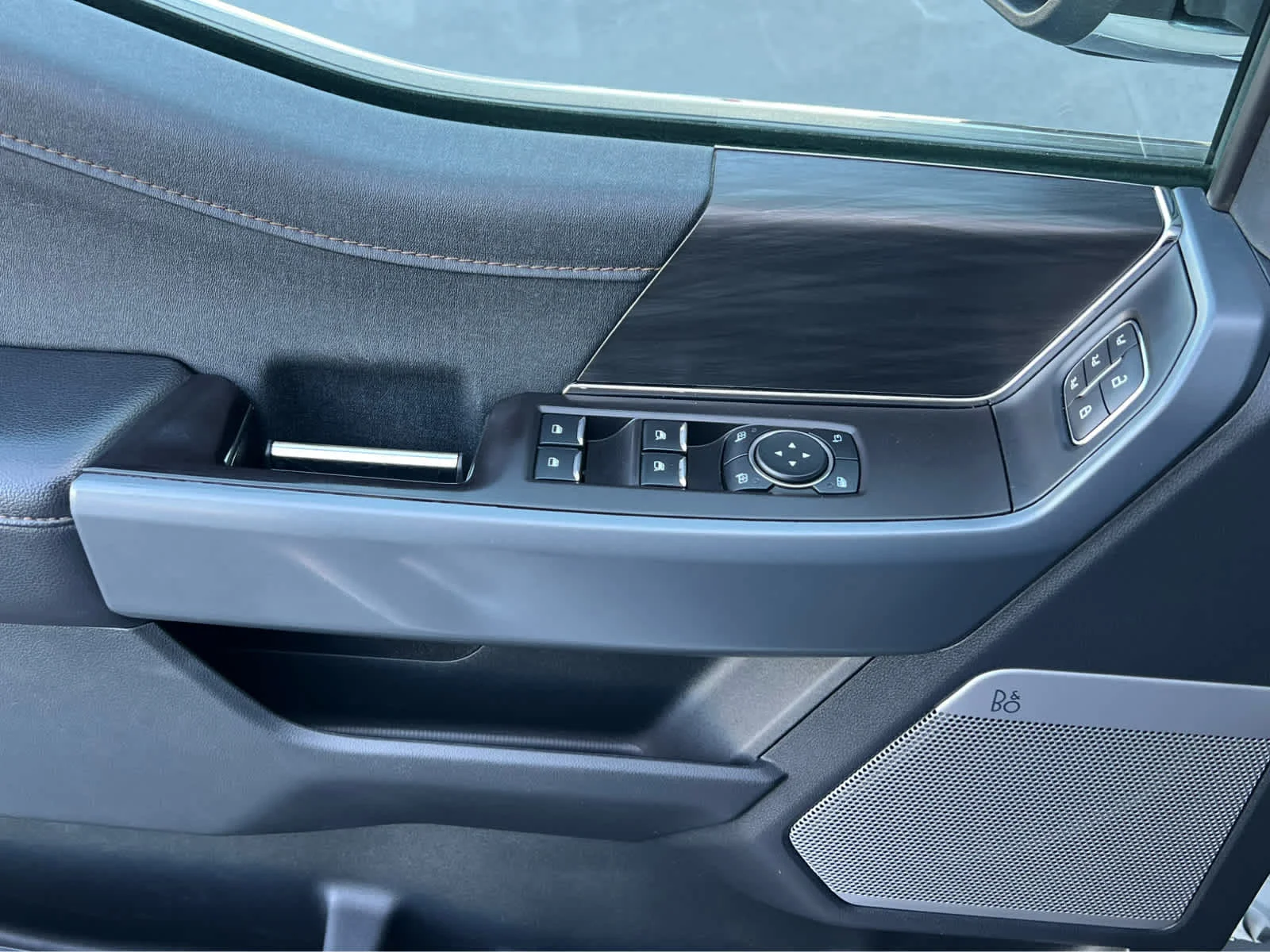 Used 2024 Avalanche Ford LARIAT image 31