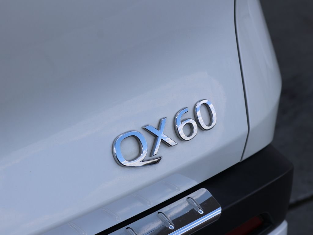 Used 2023 White INFINITI LUXE image 32