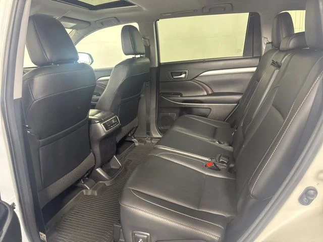 Used 2018 Blizzard Pearl Toyota XLE image 12