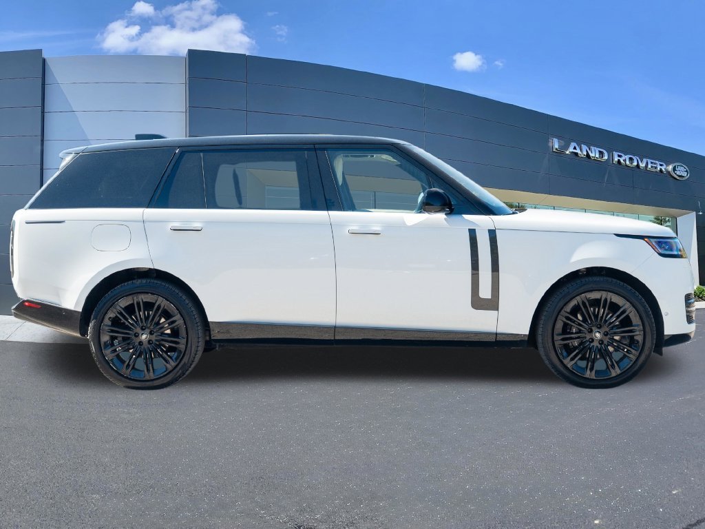 Used 2024 White Land Rover SE image 8