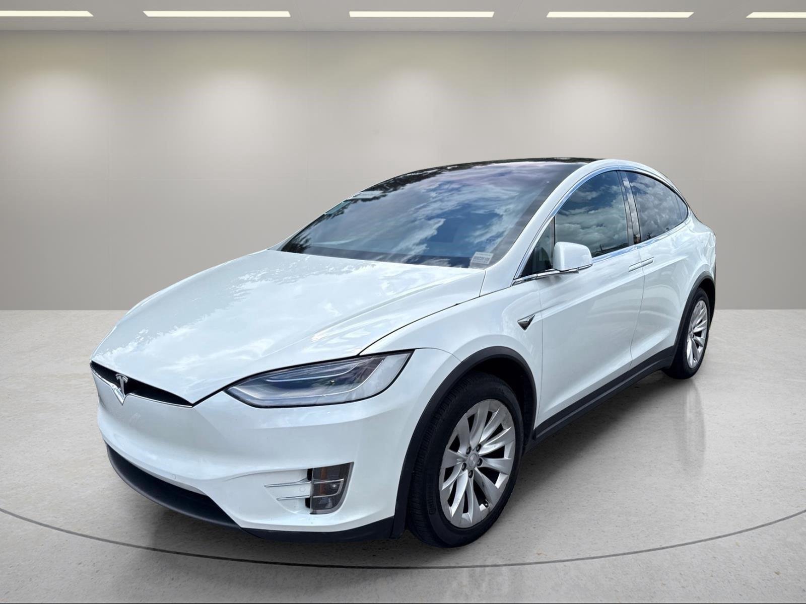 Used 2020  Tesla Long Range image 2