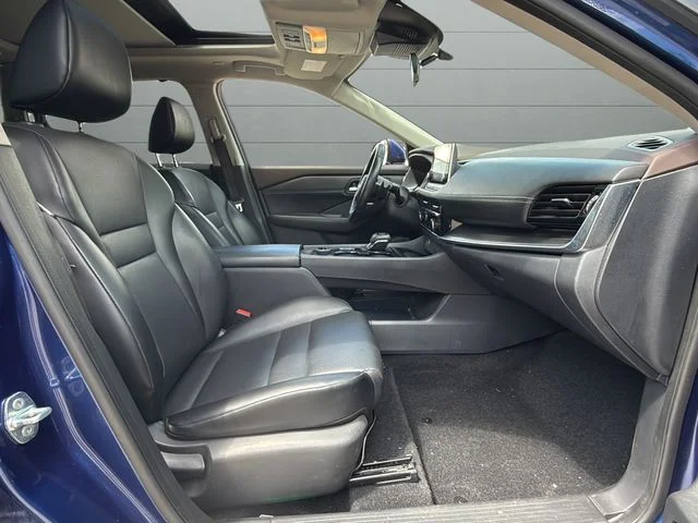 Used 2022 Blue Nissan SV image 9