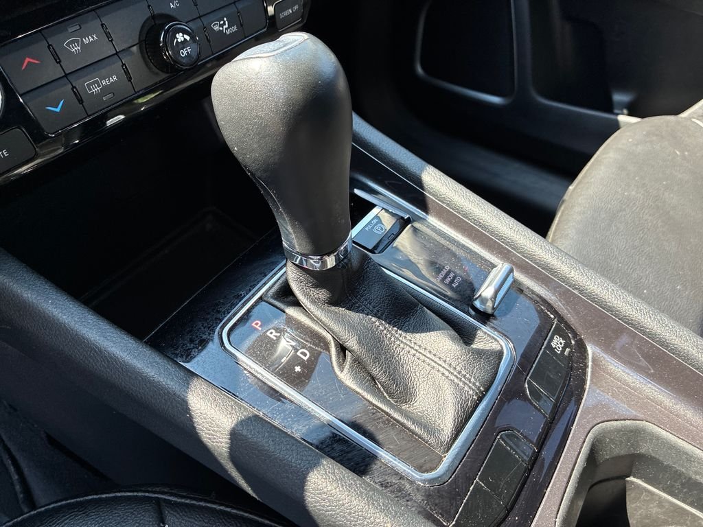Used 2024 White/off-white Jeep Latitude image 23