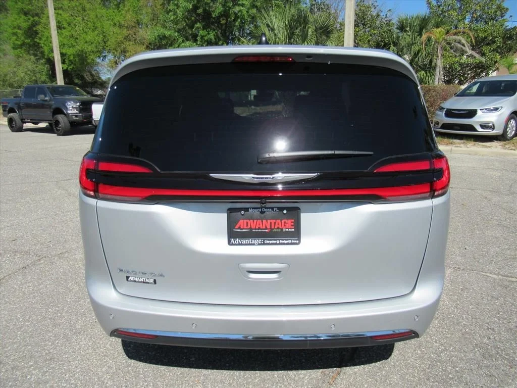New 2026 Silver Mist Clear-Coat Exterior Paint Chrysler Select image 6