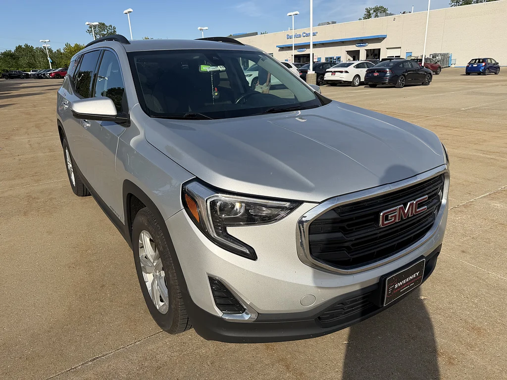 Used 2020 Quicksilver Metallic GMC SLE image 2