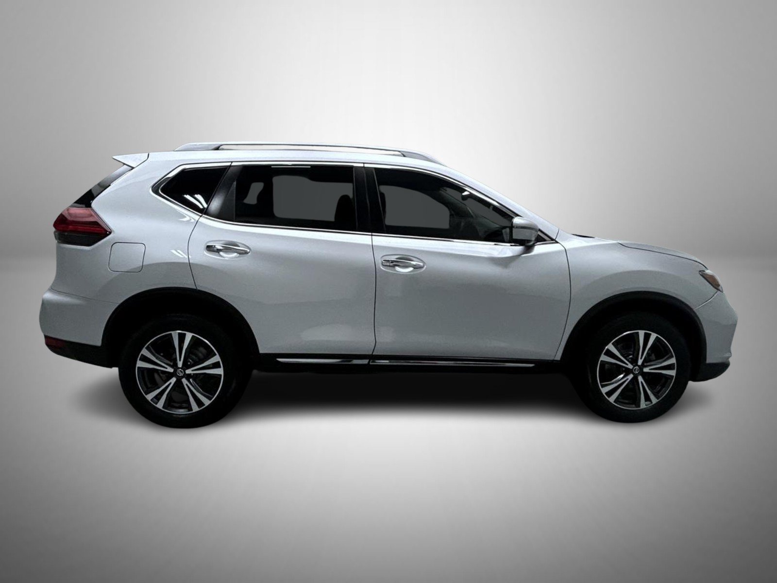 Used 2018 Brilliant Silver Nissan SL image 4