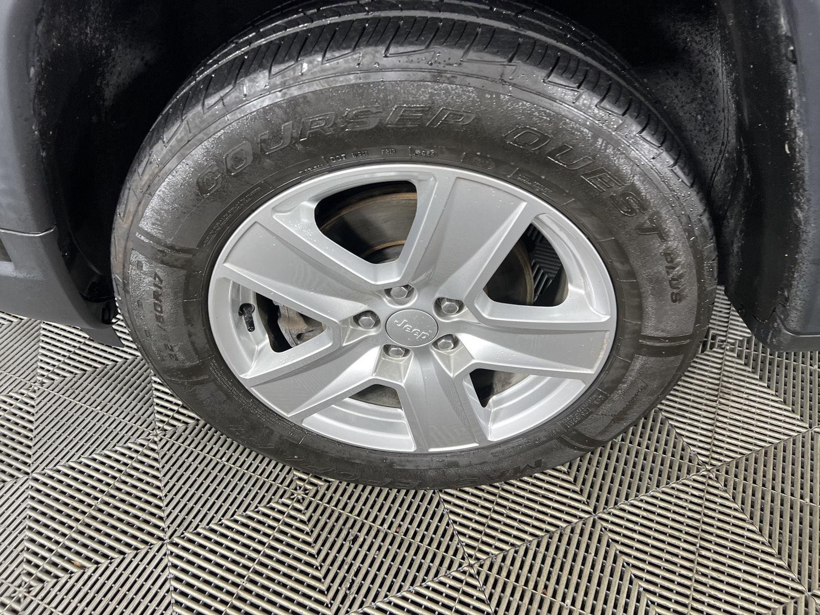 Used 2022 Granite Crystal Metallic Clearcoat Jeep Latitude image 6