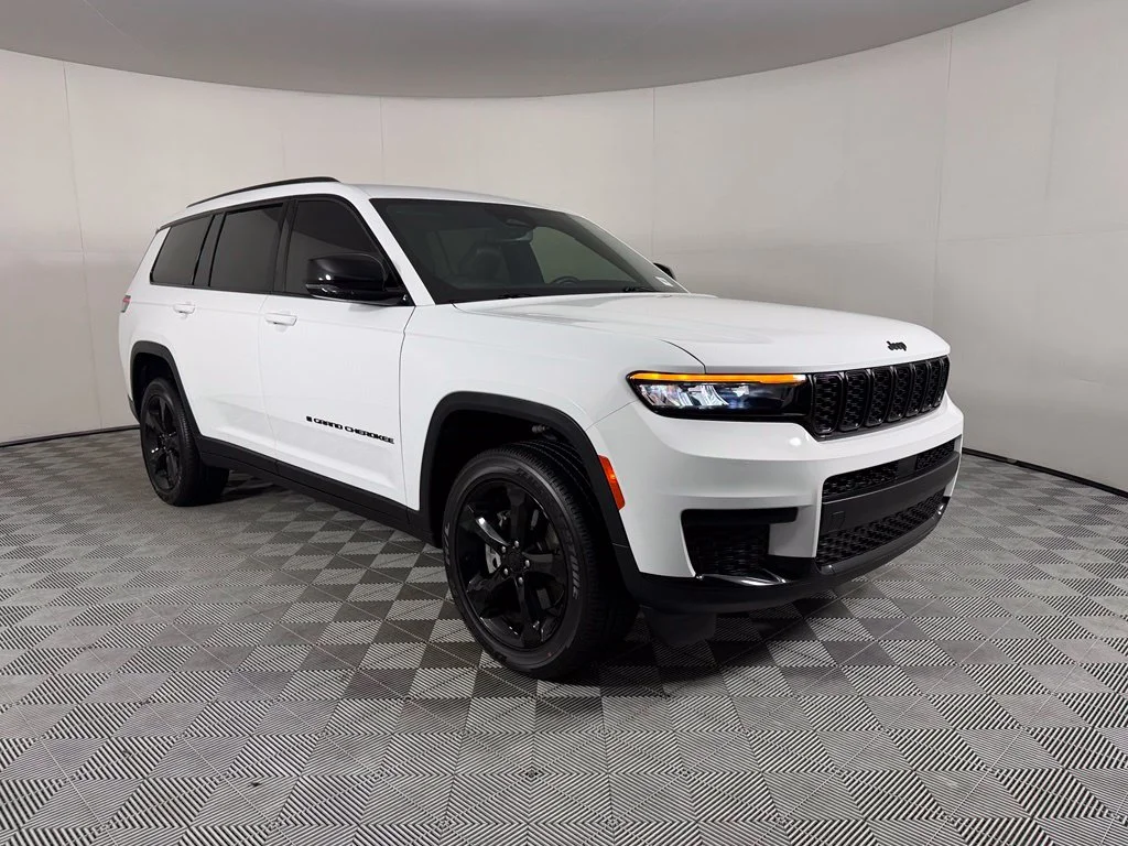 Used 2024 White Jeep Altitude X image 4