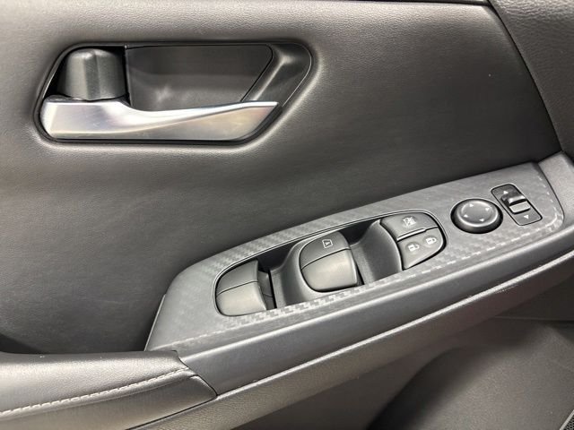 Used 2020 Rosewood Metallic Nissan SV image 19