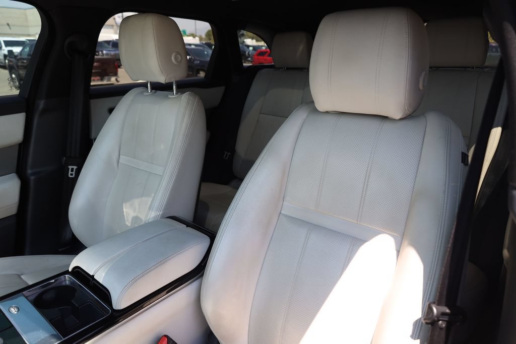 Used 2018 White Land Rover R-Dynamic SE image 16