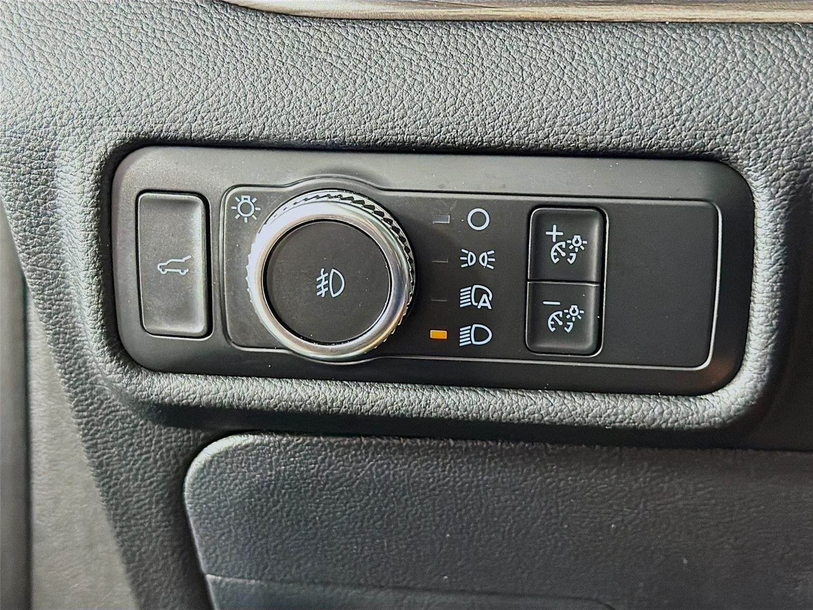 Used 2022 White Metallic Ford Limited image 9