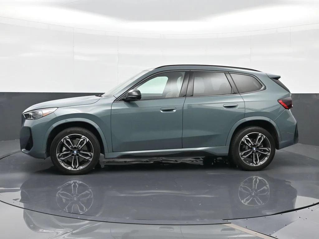 Used 2023 Green BMW xDrive28i image 3