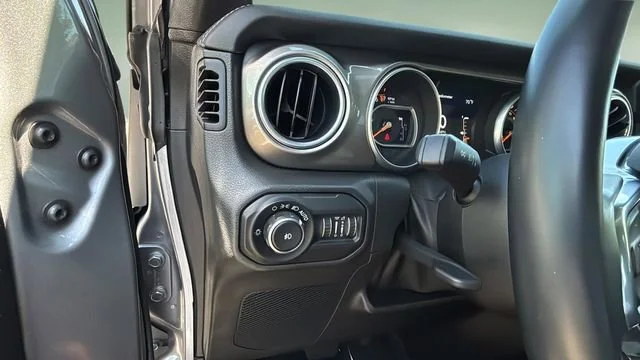 Used 2018 Silver Jeep Sahara 4x4 image 21