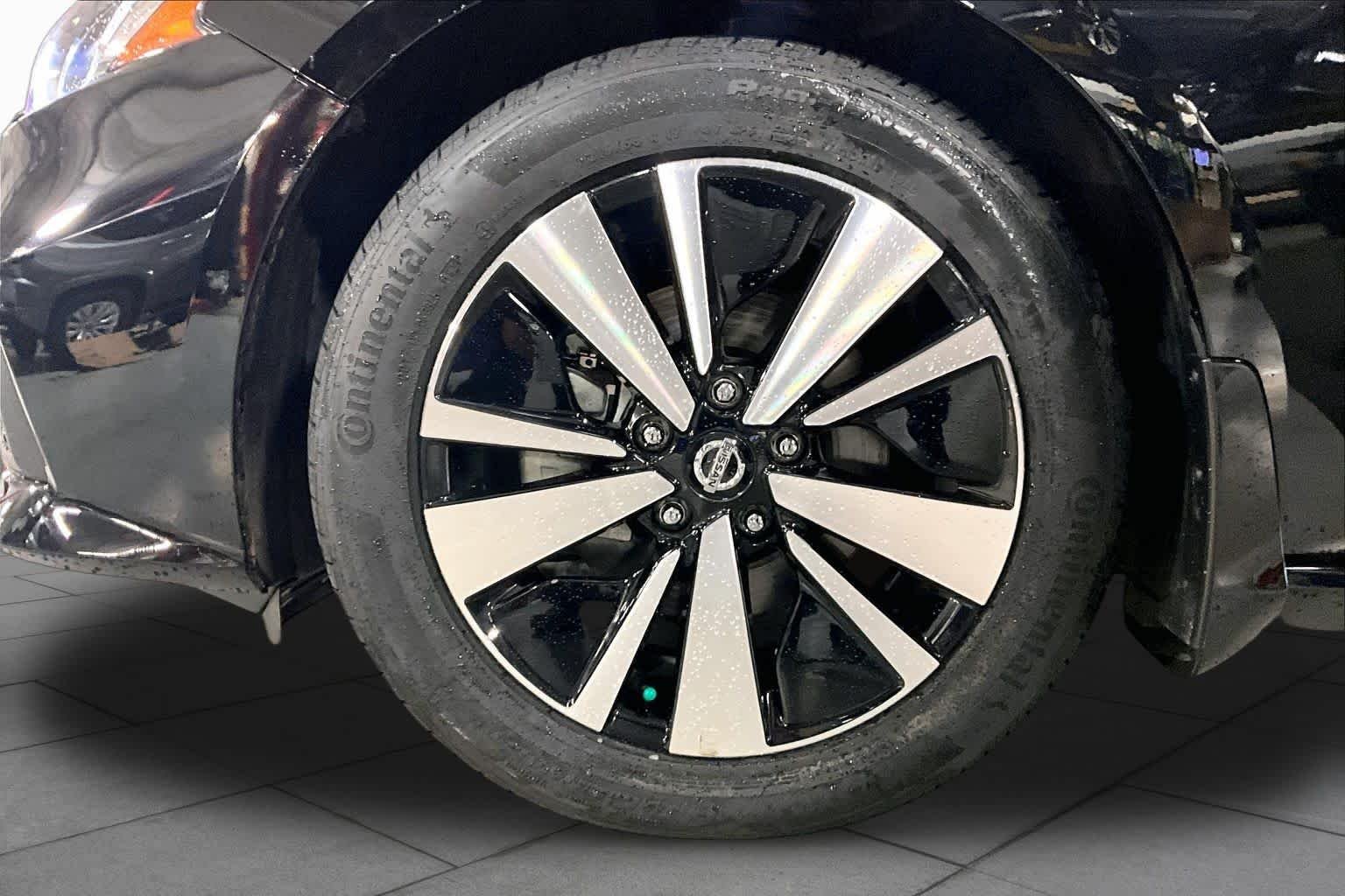 Used 2021 Super Black Nissan 2.5 SV image 11