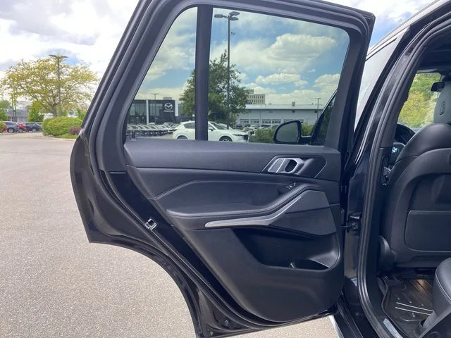 Used 2019 Black BMW xDrive40i image 25