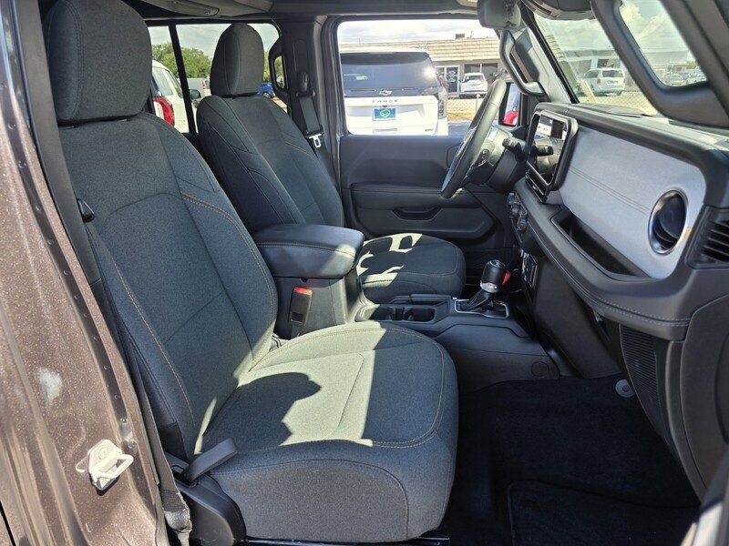 Used 2025 Crystal Metallic JEEP SAHARA 4X4 image 18