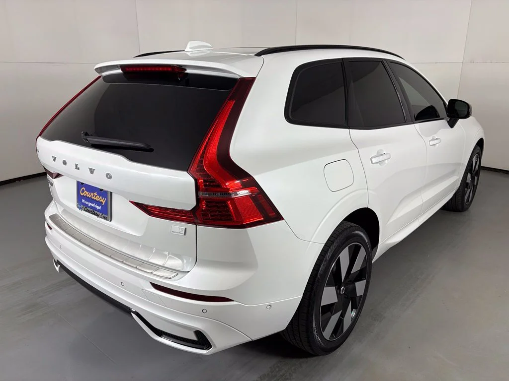Used 2024 White Volvo T8 Plus Dark Theme image 8