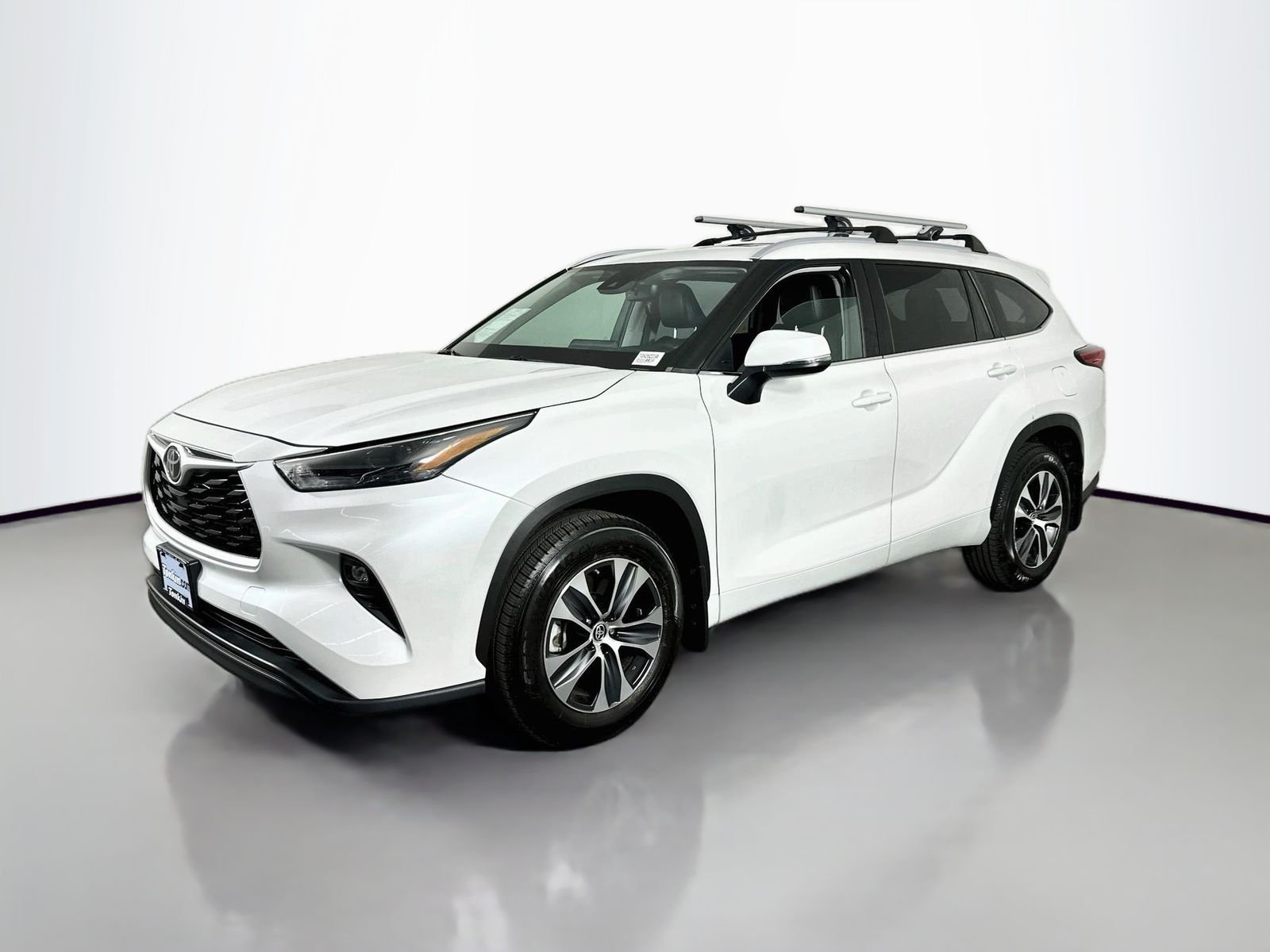 Used 2023 Pearl Toyota XLE image 3