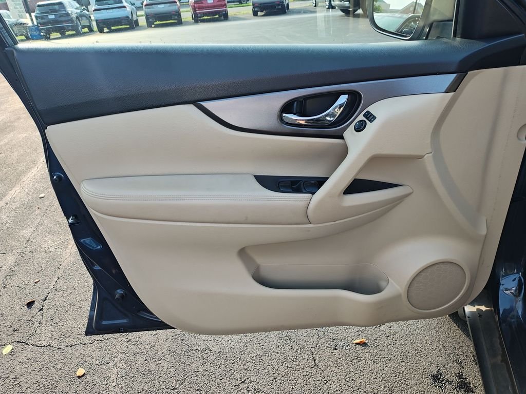 Used 2016 Blue Nissan SV image 12