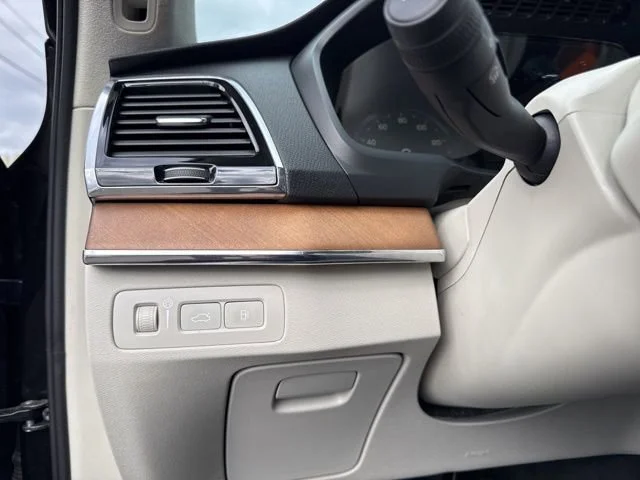 Used 2018 Onyx Black Metallic Volvo Inscription image 27